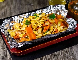 Морепродукты на жаровне с овощами в соусе