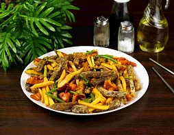 Говядина в крахмале с картофелем фри и стрелками чеснока