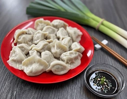 Пельмени с говядиной и луком-пореем варёные
