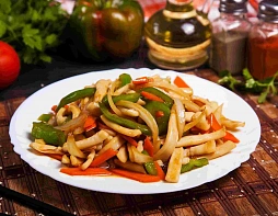 Кальмар с овощами в соусе