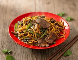 Жареная Лапша с говядиной и овощами