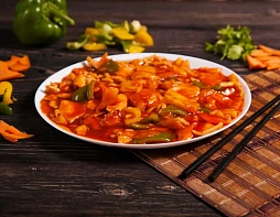 Куриное филе с ананасами в кисло-сладком соусе