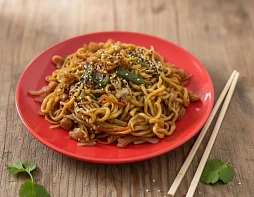Жареная Лапша с курицей под соусом терияки