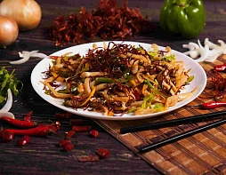 Кальмар жареный с перцем и кинзой