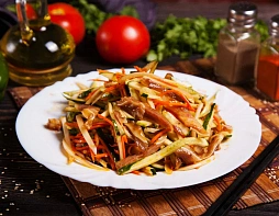 Свиные ушки с овощами
