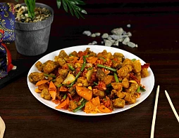 Курица обжаренная до корочки со стрелками чеснока